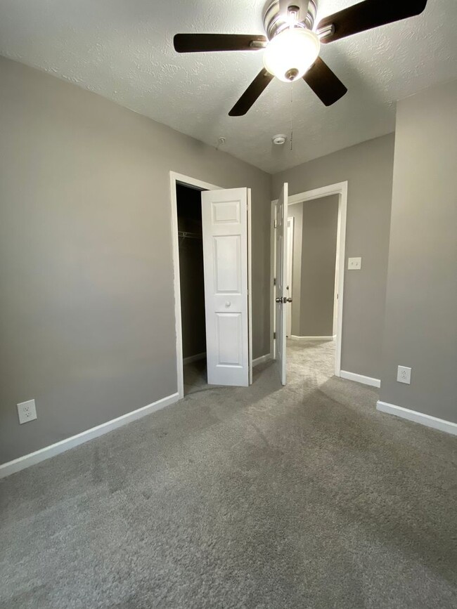 Building Photo - 3 Bedroom, 2 Full + 2 Half Bath Townhome i...