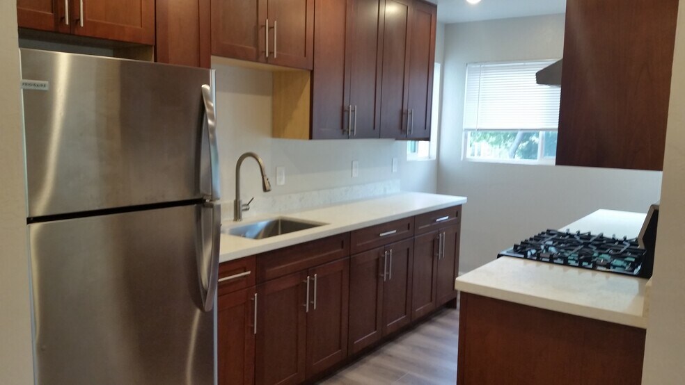 Building Photo - 1720 Cedar St