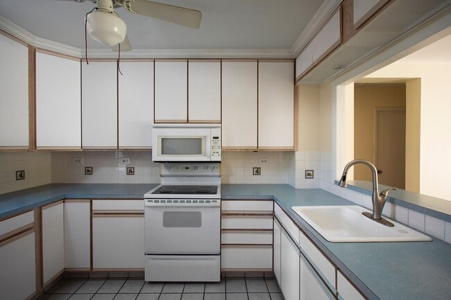 Building Photo - 3 Bedroom 2 Bathroom unfurnished Condo pool view