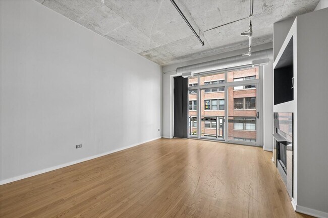 Building Photo - 933 W Van Buren St