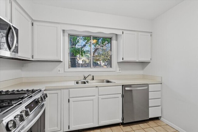 Building Photo - 1601 Thames Ct