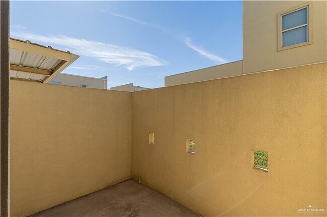Building Photo - 1204 E Daffodil Ave