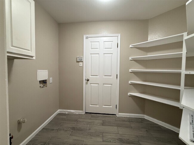 Building Photo - 6111 Settlers Village Dr