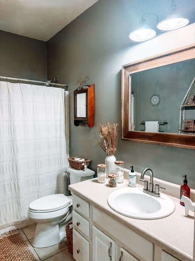 Building Photo - Charming Columbus Home with Fireplace, Natural Light & Outdoor Space