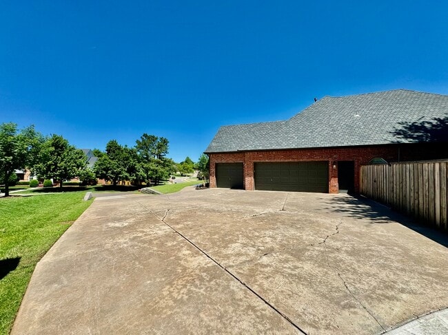 Building Photo - 2600 Sweetbriar Ct