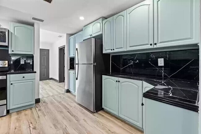 Kitchen V4 - 9511 N Dartmouth Ave