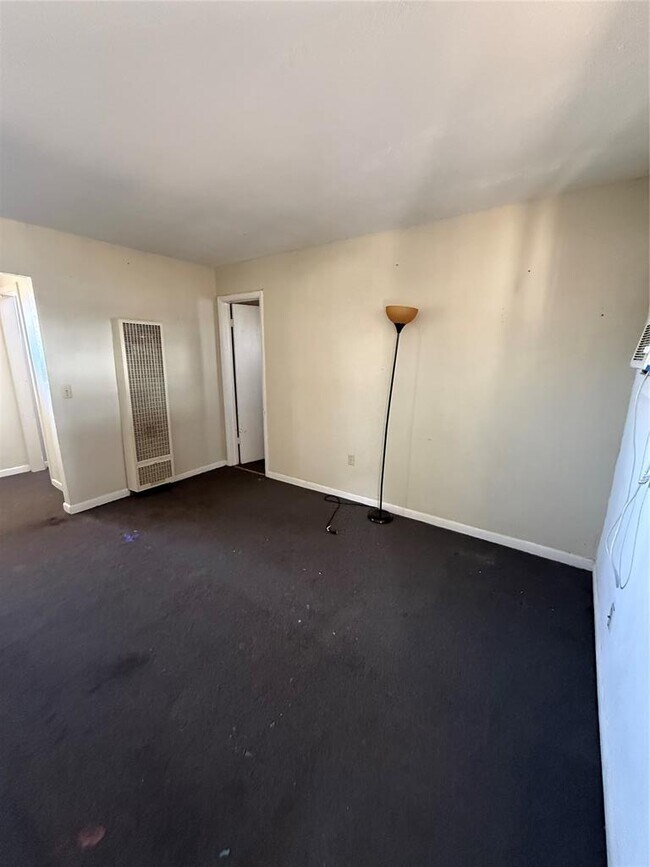 Building Photo - 1020 S Rock Island Ave