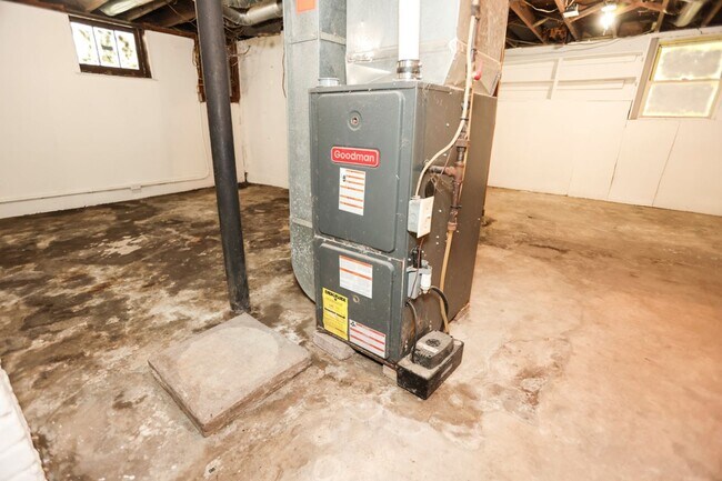 Building Photo - GREAT SINGLE FAMILY HOUSE . WAITING FOR YOU TO CALL HOME !!