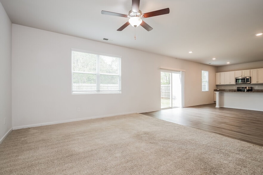 Building Photo - 371 Hamilton Pointe Dr