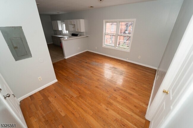 Building Photo - 331 Straight St