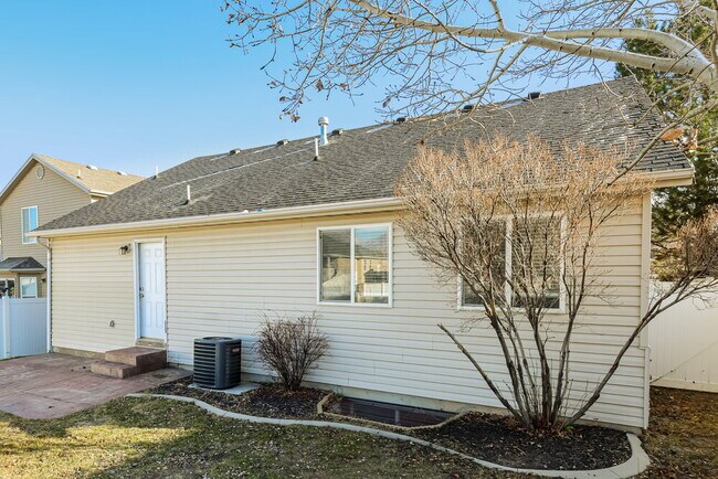 Building Photo - 8558 Maul Oak Dr