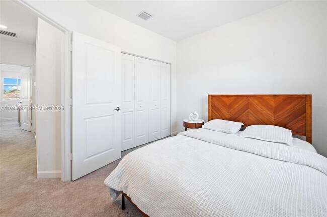 Building Photo - 2400 SE 29th St