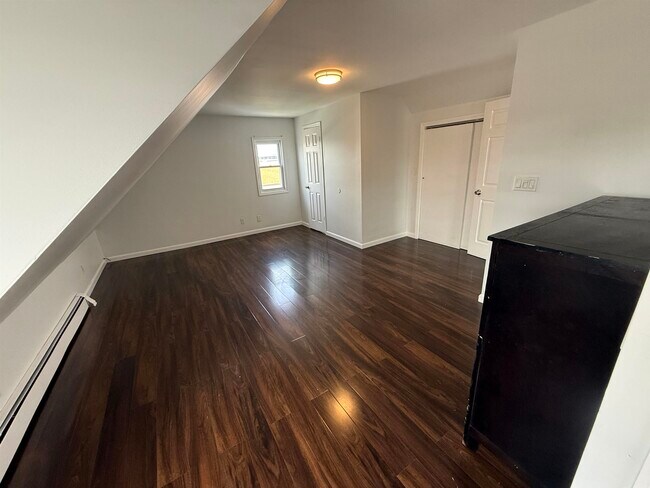 Building Photo - 847 7th St