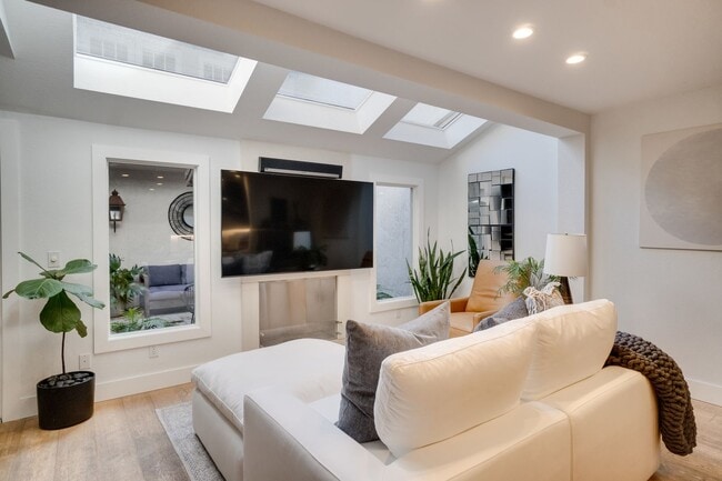 Building Photo - Exquisite 3 bedroom 2.5 bath two-story Executive Condo in Winter Park with 2-Car Garage