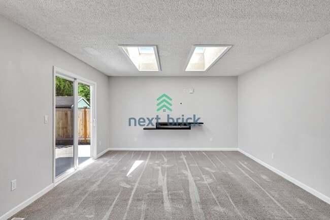 Building Photo - 3 Bed 2 Bath Single-family Home is availab...
