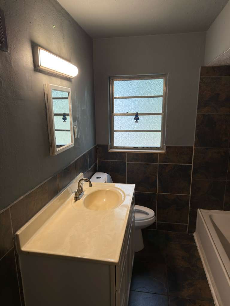 Building Photo - 5998 Bermuda Dr