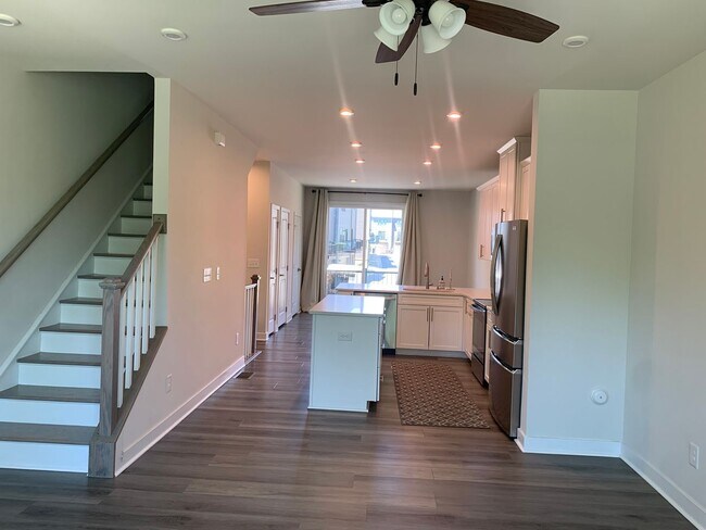 Building Photo - Beautiful Three Bedroom Townhouse!