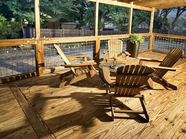 Building Photo - 409 Willow Dr