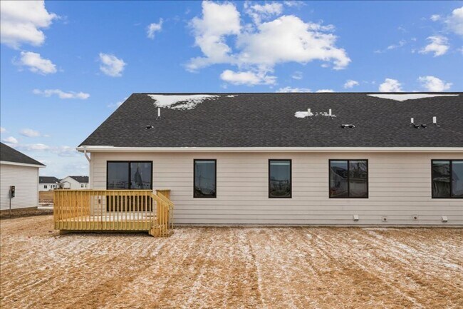 Building Photo - FINISHED BASEMENT!! 4 Bed, 3 Bath Townhome in Ankeny