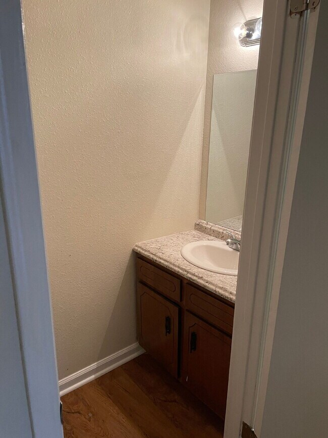 Building Photo - "Charming 3-Bedroom Retreat with Fireplace in Prime Jonesboro Location!"