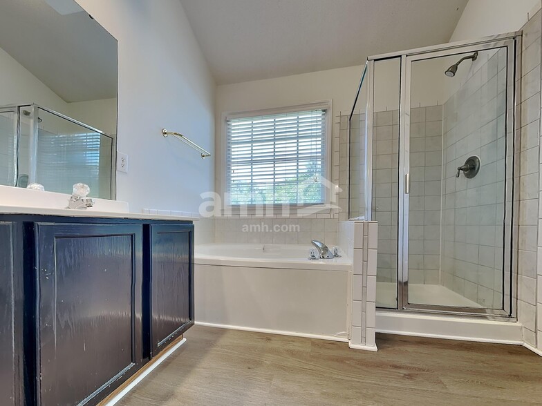 Building Photo - 2328 Water Lilly Way