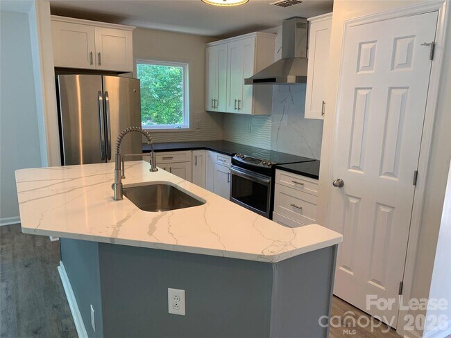 Building Photo - 672 Portside Dr