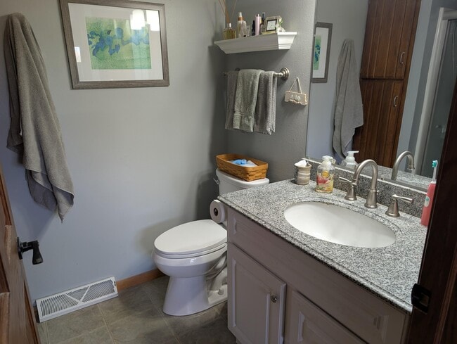 Building Photo - 607 Tamarack Dr W