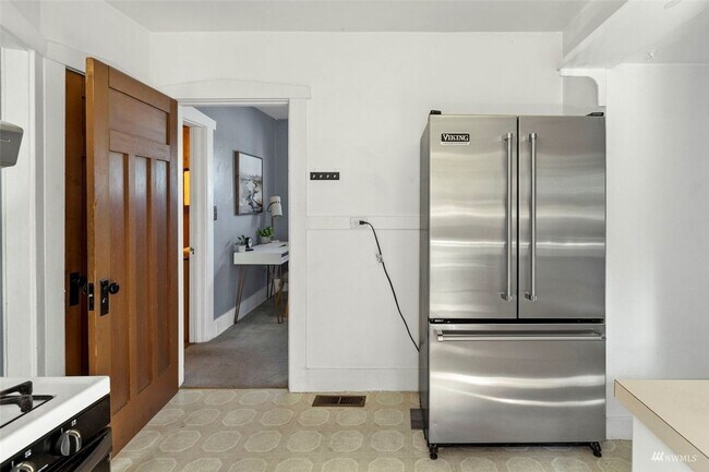 Building Photo - Modern Comfort Meets Vintage Charm – Just Minutes from the Ferry!