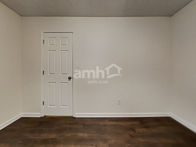 Building Photo - 528 Woodfield Cir
