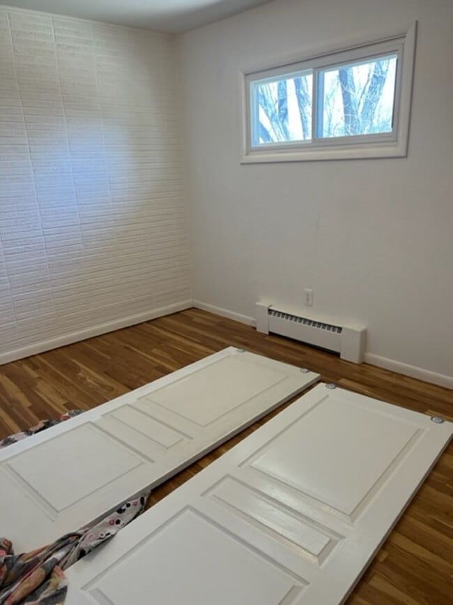 Building Photo - 4 BEDROOM HOME IN SKYWAY!!