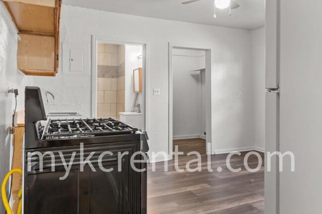 Building Photo - 1131 Hasbrook Ave