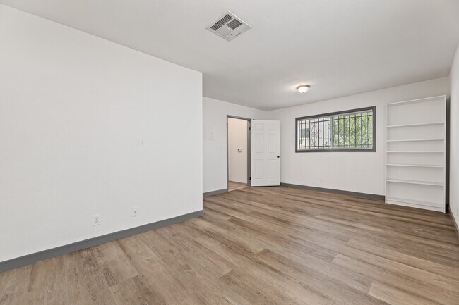 Building Photo - 1540 S Fairfax Ave