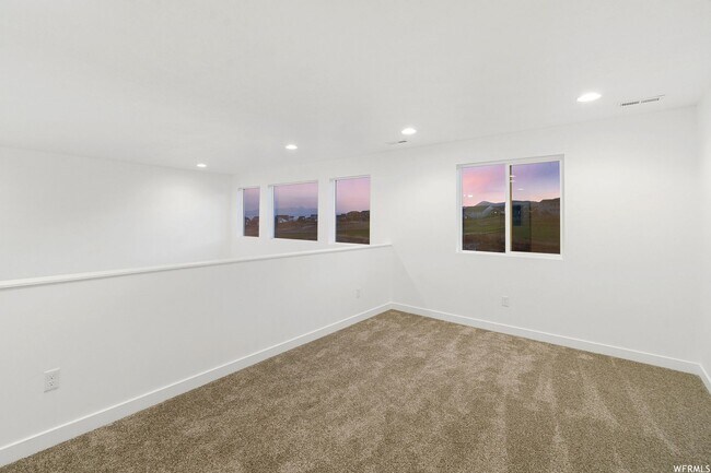 Building Photo - Stunning Home Right on the Golf Course!