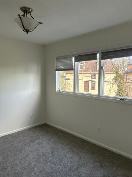 Building Photo - 694 Broadway