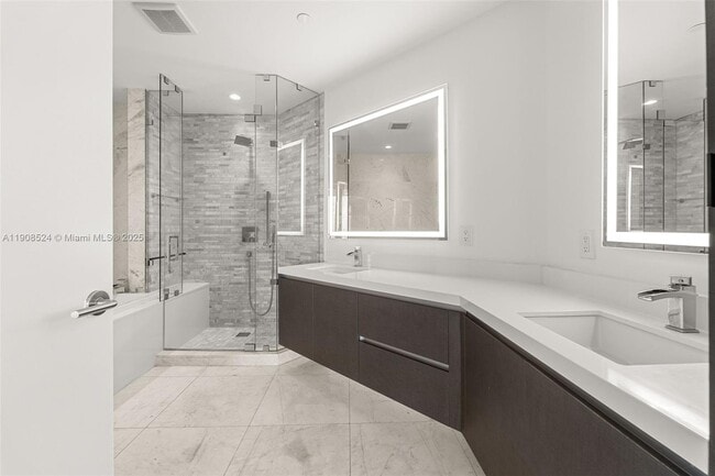 Building Photo - 851 NE 1st Ave