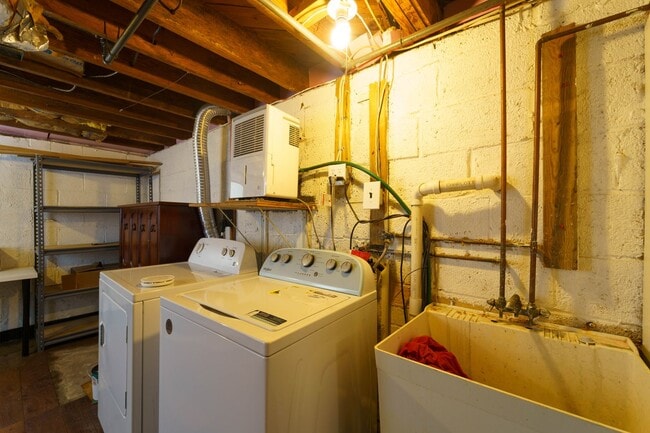 Building Photo - Quaint 2 Bedroom 2 Bath Cottage Style Home Near Rock Creek in Bethesda