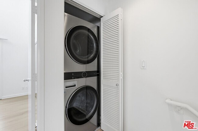 Building Photo - 811 21st St