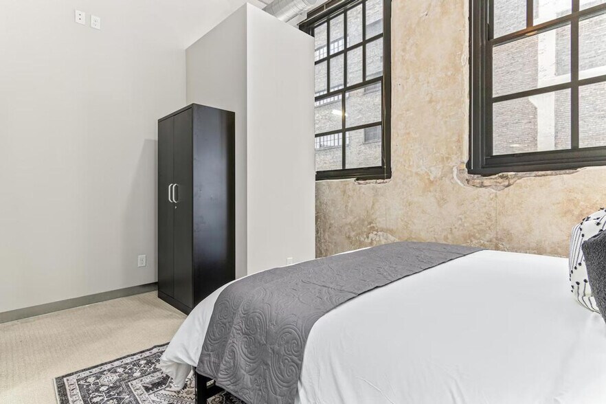 Building Photo - 301 N 7th Ave