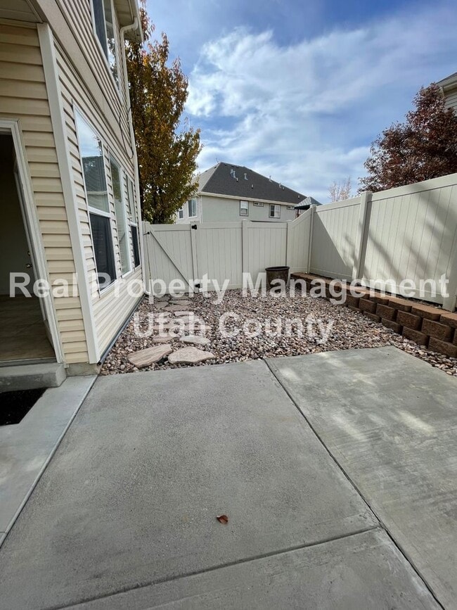 Building Photo - Stunning Townhome in Lehi
