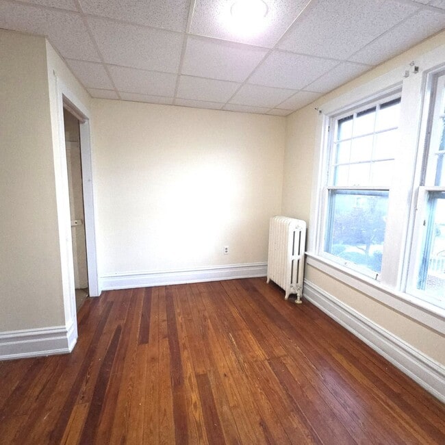 Building Photo - 3 bedroom with modern Kitchen