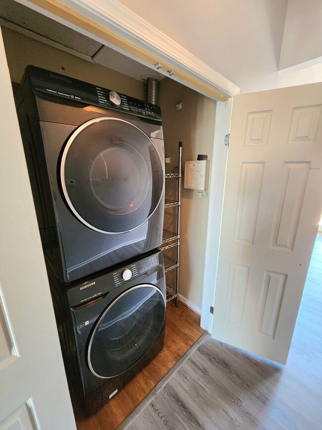 Building Photo - Top Floor Condo in Gated Community!