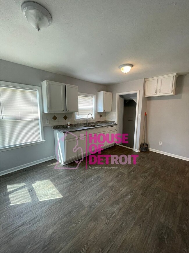 Primary Photo - 2 BEDROOM | 1 BATH | FREE PRE SCREEN