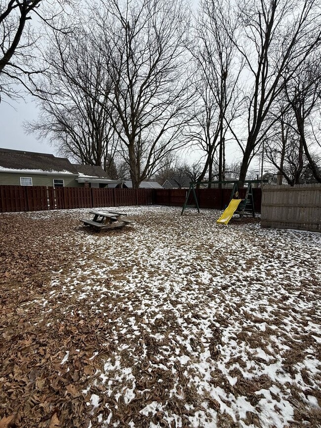 Building Photo - Spacious 4-Bedroom Home with Huge Fenced Backyard!