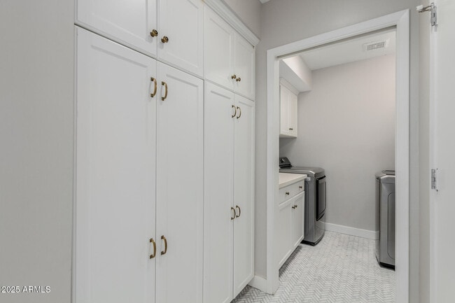 Building Photo - 5001 E Mitchell Dr