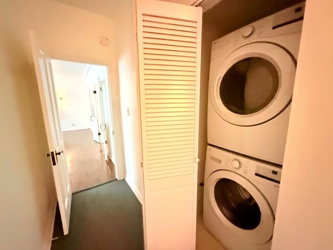 Building Photo - Very Unique Spacious sleek One Bedroom - O...