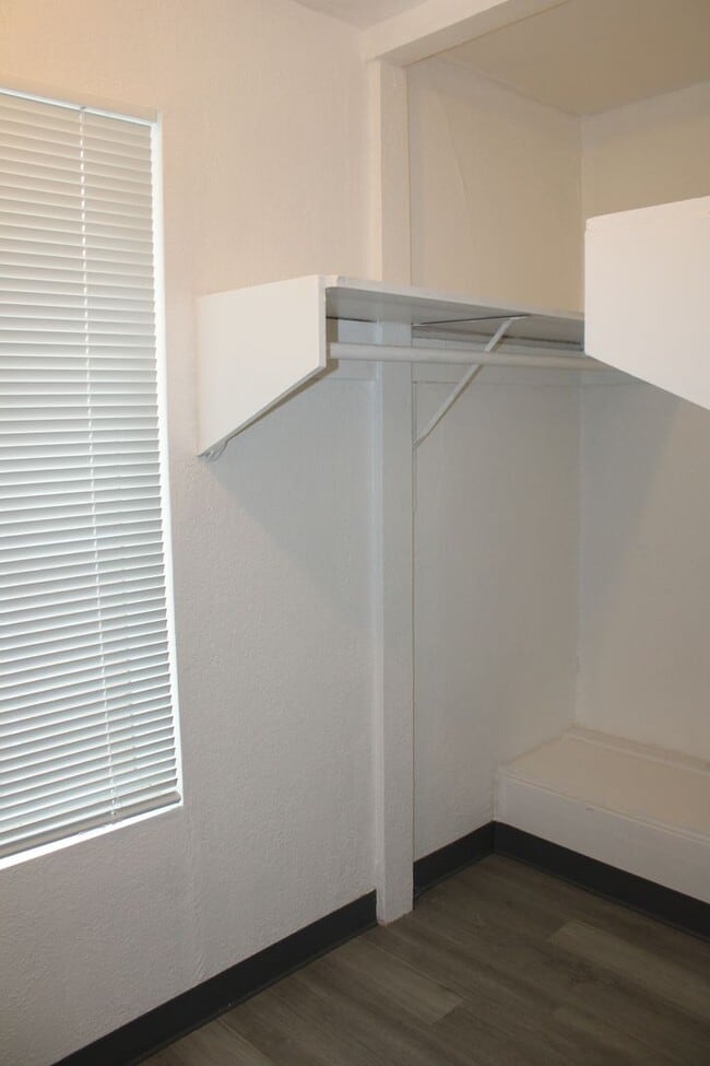 Building Photo - 3 Bedroom, 2 Bath in Single Family Home with BONUS Room Close to Downtown Pittsburg/BART