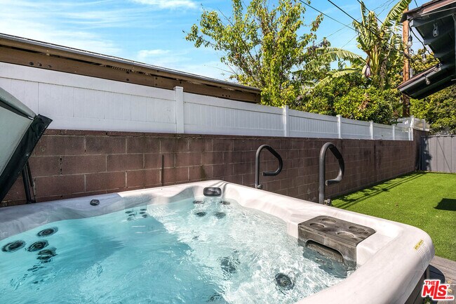 Building Photo - 749 N Niagara St