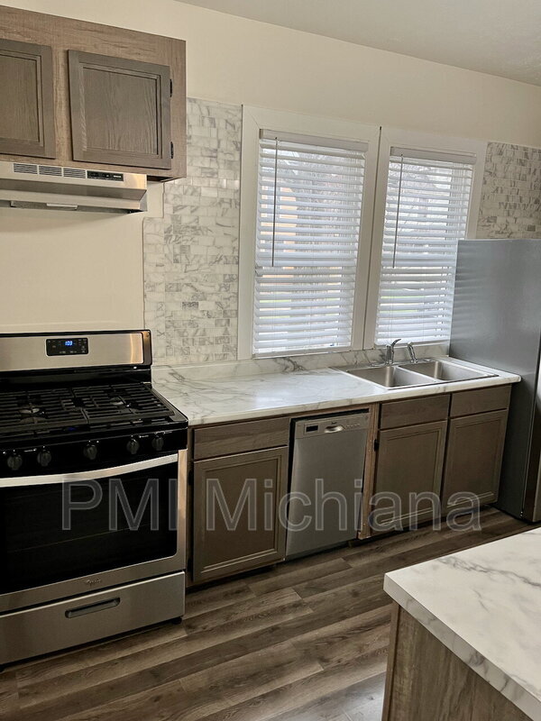 Building Photo - 924 Sherman Ave