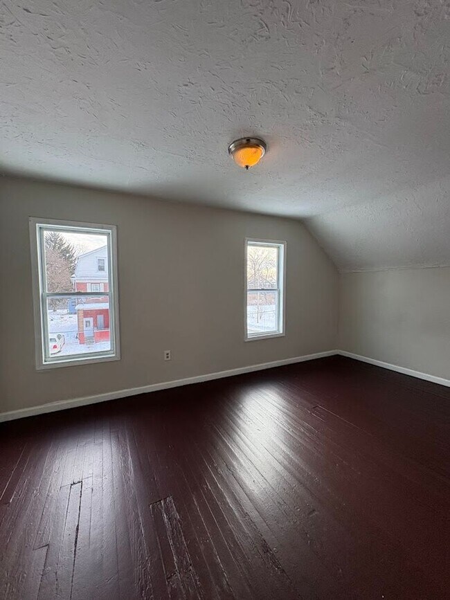 Building Photo - Three bedroom one bathroom home for rent