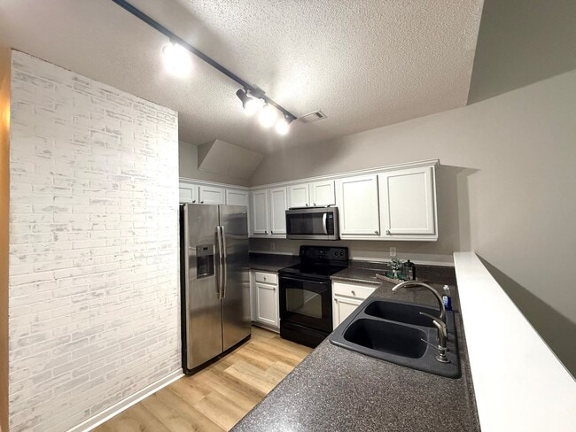 Building Photo - Renovated  3 Bed 3.5 Bath Town Home